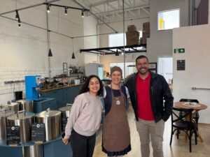 Empreendedora do Bisa Café com equipe da Ofner na loja — parceria oficial de fornecimento