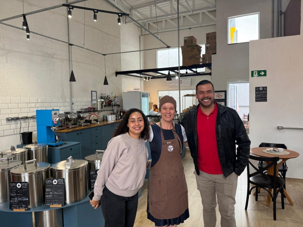 Empreendedora do Bisa Café com equipe da Ofner na loja — parceria oficial de fornecimento